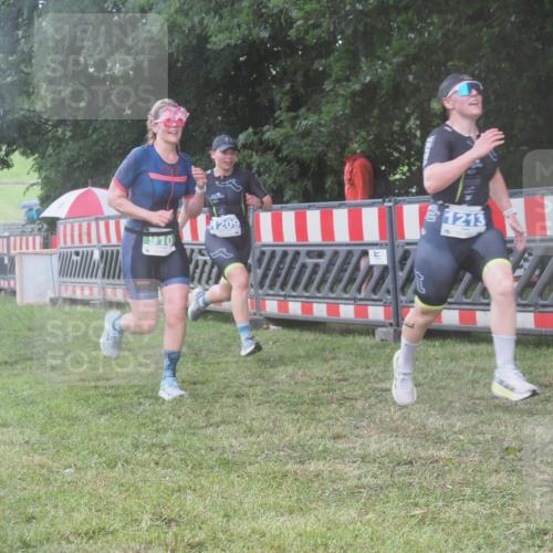 21.06.2025 - 27. Vierlanden-Triathlon KatJ http://msf.ph/oto/8038171 15.06.2025 14:20:15 Ziel 910, 1209, 1213 meine-sportfotos.de