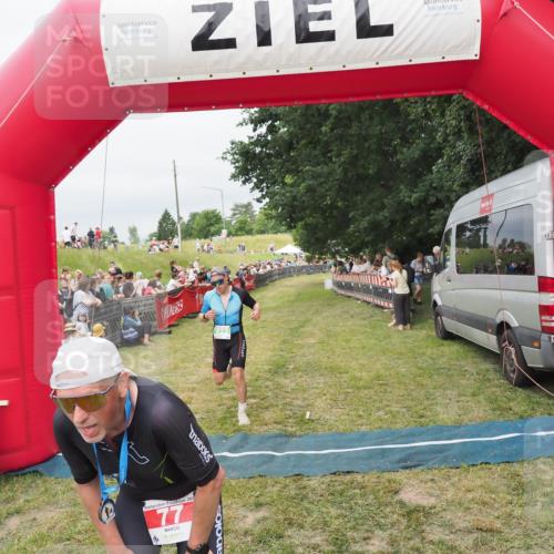 21.06.2025 - 27. Vierlanden-Triathlon MichiJ http://msf.ph/oto/8038179 15.06.2026 13:15:46 Ziel 77, 722 meine-sportfotos.de
