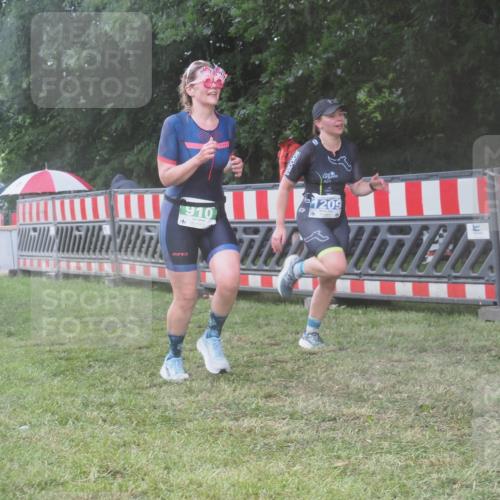 21.06.2025 - 27. Vierlanden-Triathlon KatJ http://msf.ph/oto/8038188 15.06.2025 14:20:15 Ziel 910, 1209, 1213 meine-sportfotos.de