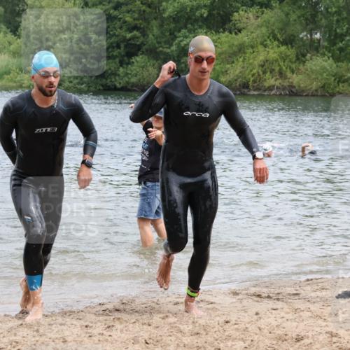 21.06.2025 - 27. Vierlanden-Triathlon Lena Gebhardt http://msf.ph/oto/8038193 15.06.2025 12:10:21 Schwimmen 1039, 1040, 1041, 1042, 1043 meine-sportfotos.de