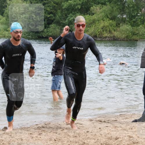 21.06.2025 - 27. Vierlanden-Triathlon Lena Gebhardt http://msf.ph/oto/8038198 15.06.2025 12:10:21 Schwimmen 1039, 1040, 1041, 1042, 1043 meine-sportfotos.de
