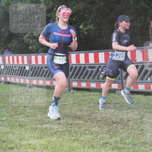 21.06.2025 - 27. Vierlanden-Triathlon KatJ http://msf.ph/oto/8038200 15.06.2025 14:20:16 Ziel 910, 1209, 1213 meine-sportfotos.de