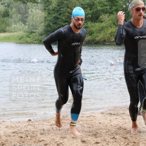 21.06.2025 - 27. Vierlanden-Triathlon Lena Gebhardt http://msf.ph/oto/8038206 15.06.2025 12:10:22 Schwimmen 1039, 1040, 1041, 1042, 1043 meine-sportfotos.de