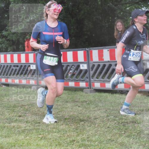 21.06.2025 - 27. Vierlanden-Triathlon KatJ http://msf.ph/oto/8038210 15.06.2025 14:20:16 Ziel 910, 1209, 1213 meine-sportfotos.de