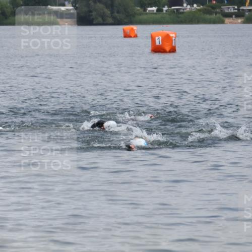 21.06.2025 - 27. Vierlanden-Triathlon Lena Gebhardt http://msf.ph/oto/8038211 15.06.2025 12:10:32 Schwimmen 1041, 1042 meine-sportfotos.de
