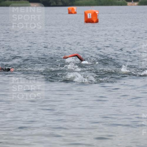 21.06.2025 - 27. Vierlanden-Triathlon Lena Gebhardt http://msf.ph/oto/8038230 15.06.2025 12:10:33 Schwimmen 1041, 1042 meine-sportfotos.de