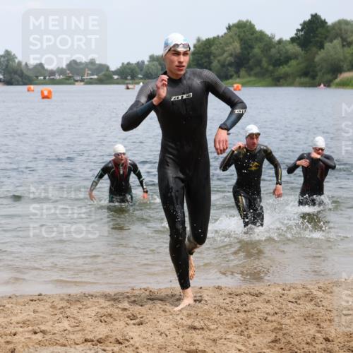 21.06.2025 - 27. Vierlanden-Triathlon Lena Gebhardt http://msf.ph/oto/8038261 15.06.2025 12:10:54 Schwimmen 1044, 1045, 1046, 1047, 1048 meine-sportfotos.de