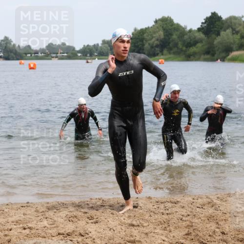 21.06.2025 - 27. Vierlanden-Triathlon Lena Gebhardt http://msf.ph/oto/8038266 15.06.2025 12:10:54 Schwimmen 1044, 1045, 1046, 1047, 1048 meine-sportfotos.de