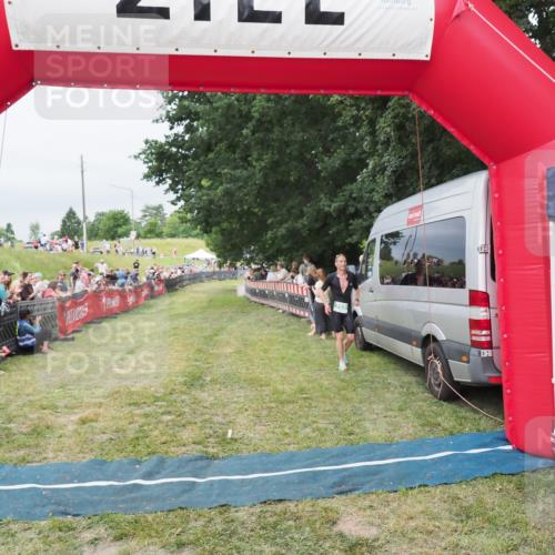 21.06.2025 - 27. Vierlanden-Triathlon MichiJ http://msf.ph/oto/8038268 15.06.2026 13:16:01 Ziel 793 meine-sportfotos.de