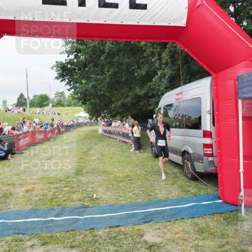 21.06.2025 - 27. Vierlanden-Triathlon MichiJ http://msf.ph/oto/8038276 15.06.2026 13:16:01 Ziel 793 meine-sportfotos.de