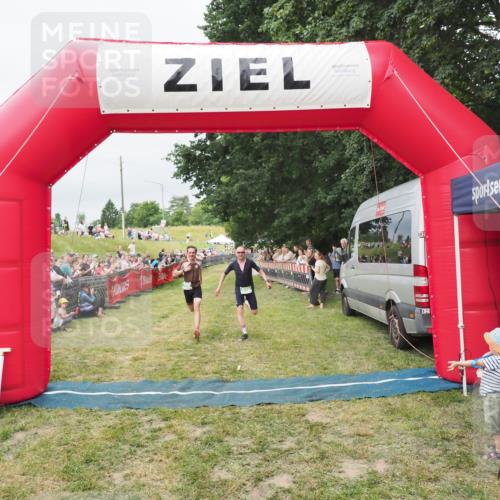 21.06.2025 - 27. Vierlanden-Triathlon MichiJ http://msf.ph/oto/8038294 15.06.2026 13:16:23 Ziel 696, 708 meine-sportfotos.de
