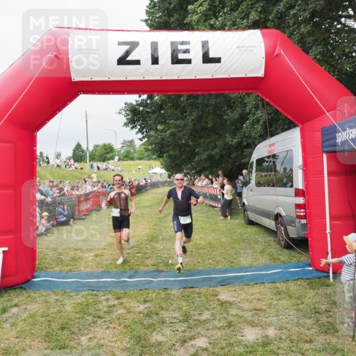 21.06.2025 - 27. Vierlanden-Triathlon MichiJ http://msf.ph/oto/8038304 15.06.2026 13:16:24 Ziel 696, 708 meine-sportfotos.de