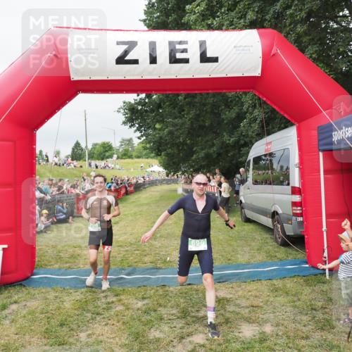 21.06.2025 - 27. Vierlanden-Triathlon MichiJ http://msf.ph/oto/8038314 15.06.2026 13:16:24 Ziel 696, 708 meine-sportfotos.de