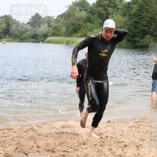 21.06.2025 - 27. Vierlanden-Triathlon Lena Gebhardt http://msf.ph/oto/8038316 15.06.2025 12:10:57 Schwimmen 1044, 1045, 1046, 1047, 1048 meine-sportfotos.de