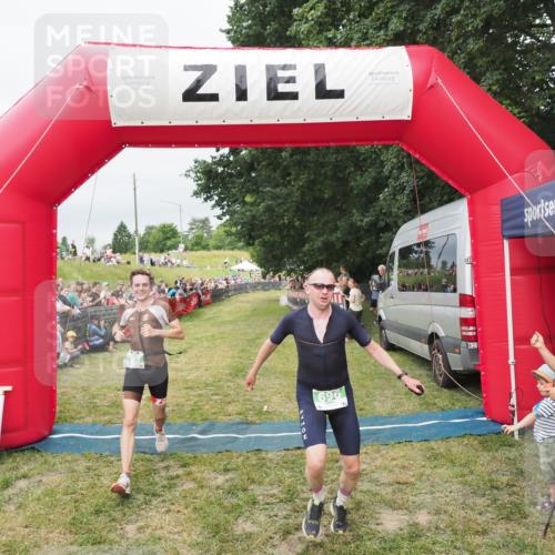 21.06.2025 - 27. Vierlanden-Triathlon MichiJ http://msf.ph/oto/8038320 15.06.2026 13:16:24 Ziel 696, 708 meine-sportfotos.de