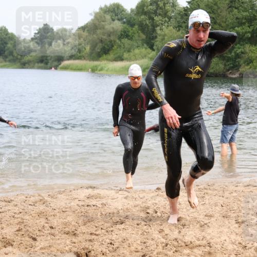 21.06.2025 - 27. Vierlanden-Triathlon Lena Gebhardt http://msf.ph/oto/8038324 15.06.2025 12:10:58 Schwimmen 1044, 1045, 1046, 1047, 1048 meine-sportfotos.de