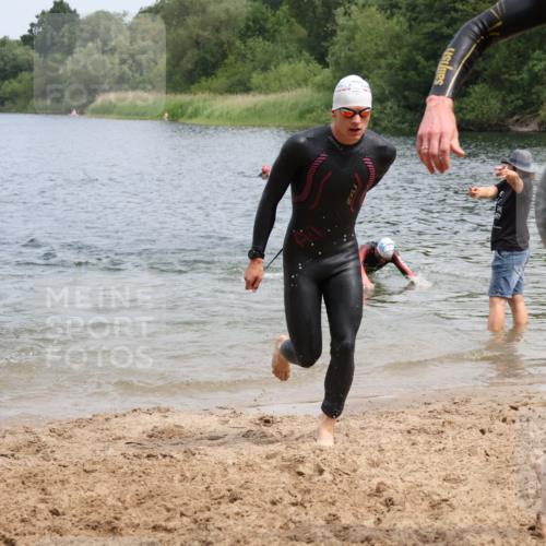 21.06.2025 - 27. Vierlanden-Triathlon Lena Gebhardt http://msf.ph/oto/8038330 15.06.2025 12:10:58 Schwimmen 1044, 1045, 1046, 1047, 1048 meine-sportfotos.de