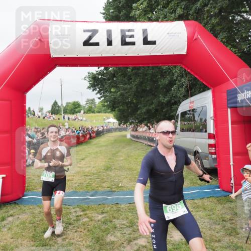 21.06.2025 - 27. Vierlanden-Triathlon MichiJ http://msf.ph/oto/8038331 15.06.2026 13:16:25 Ziel 696, 708 meine-sportfotos.de