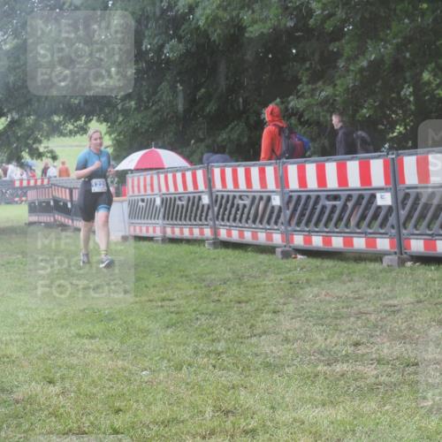 21.06.2025 - 27. Vierlanden-Triathlon KatJ http://msf.ph/oto/8038333 15.06.2025 14:20:34 Ziel 1225 meine-sportfotos.de