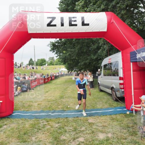 21.06.2025 - 27. Vierlanden-Triathlon MichiJ http://msf.ph/oto/8038343 15.06.2026 13:16:36 Ziel 70 meine-sportfotos.de