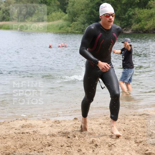 21.06.2025 - 27. Vierlanden-Triathlon Lena Gebhardt http://msf.ph/oto/8038344 15.06.2025 12:10:59 Schwimmen 1044, 1045, 1046, 1047, 1048 meine-sportfotos.de