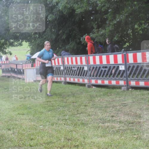 21.06.2025 - 27. Vierlanden-Triathlon KatJ http://msf.ph/oto/8038346 15.06.2025 14:20:35 Ziel 1225 meine-sportfotos.de