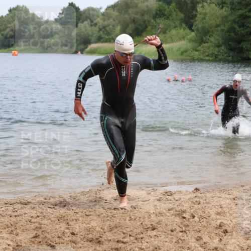 21.06.2025 - 27. Vierlanden-Triathlon Lena Gebhardt http://msf.ph/oto/8038348 15.06.2025 12:11:00 Schwimmen 1044, 1045, 1046, 1047, 1048 meine-sportfotos.de