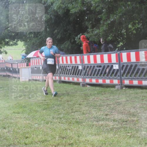 21.06.2025 - 27. Vierlanden-Triathlon KatJ http://msf.ph/oto/8038354 15.06.2025 14:20:35 Ziel 1225 meine-sportfotos.de