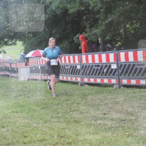 21.06.2025 - 27. Vierlanden-Triathlon KatJ http://msf.ph/oto/8038358 15.06.2025 14:20:35 Ziel 1225 meine-sportfotos.de