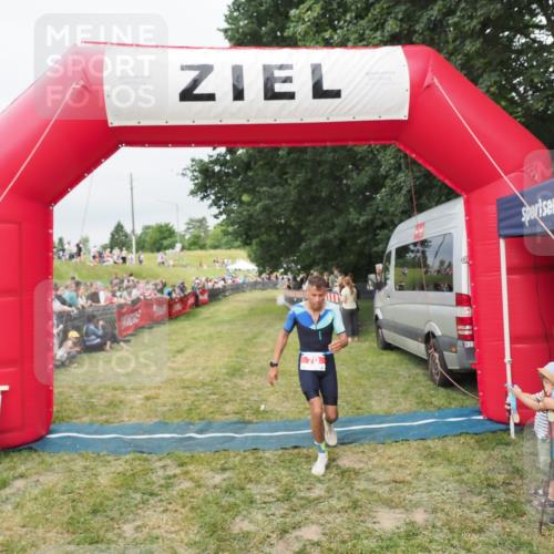 21.06.2025 - 27. Vierlanden-Triathlon MichiJ http://msf.ph/oto/8038360 15.06.2026 13:16:37 Ziel 70 meine-sportfotos.de