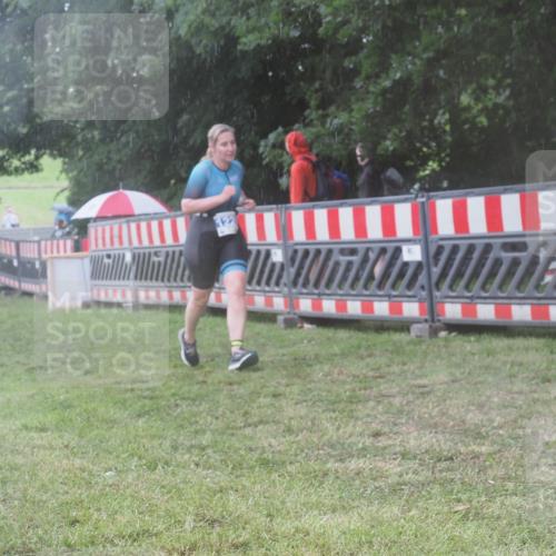 21.06.2025 - 27. Vierlanden-Triathlon KatJ http://msf.ph/oto/8038368 15.06.2025 14:20:35 Ziel 1225 meine-sportfotos.de