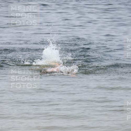 21.06.2025 - 27. Vierlanden-Triathlon Lena Gebhardt http://msf.ph/oto/8038389 15.06.2025 12:24:49 Schwimmen 1049 meine-sportfotos.de
