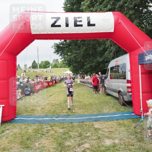 21.06.2025 - 27. Vierlanden-Triathlon MichiJ http://msf.ph/oto/8038402 15.06.2026 13:17:42 Ziel 216 meine-sportfotos.de