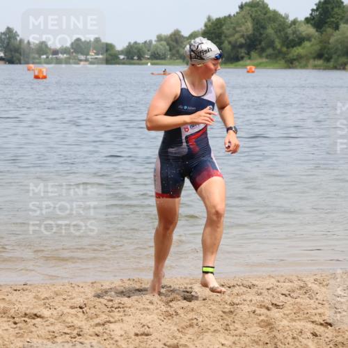 21.06.2025 - 27. Vierlanden-Triathlon Lena Gebhardt http://msf.ph/oto/8038425 15.06.2025 12:24:58 Schwimmen 1049 meine-sportfotos.de