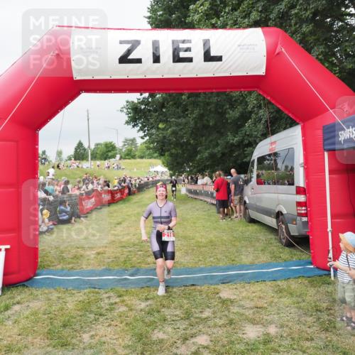 21.06.2025 - 27. Vierlanden-Triathlon MichiJ http://msf.ph/oto/8038426 15.06.2026 13:17:42 Ziel 216 meine-sportfotos.de