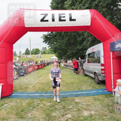 21.06.2025 - 27. Vierlanden-Triathlon MichiJ http://msf.ph/oto/8038430 15.06.2026 13:17:43 Ziel 216 meine-sportfotos.de