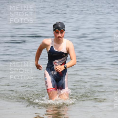 21.06.2025 - 27. Vierlanden-Triathlon Lena Gebhardt http://msf.ph/oto/8038432 15.06.2025 12:25:16 Schwimmen 1051 meine-sportfotos.de