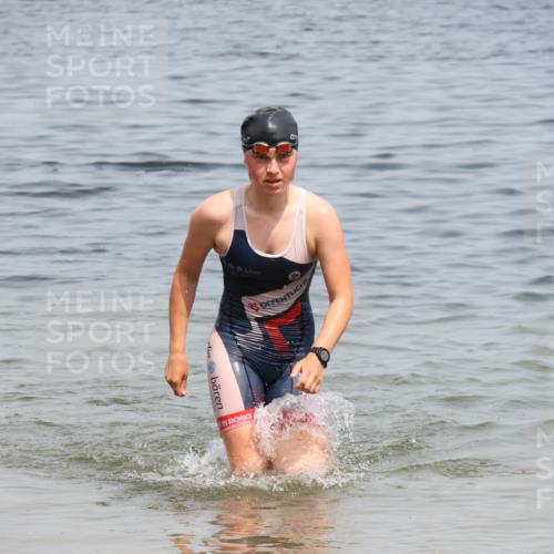 21.06.2025 - 27. Vierlanden-Triathlon Lena Gebhardt http://msf.ph/oto/8038435 15.06.2025 12:25:16 Schwimmen 1051 meine-sportfotos.de