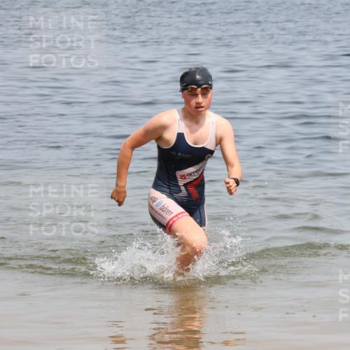 21.06.2025 - 27. Vierlanden-Triathlon Lena Gebhardt http://msf.ph/oto/8038437 15.06.2025 12:25:16 Schwimmen 1051 meine-sportfotos.de