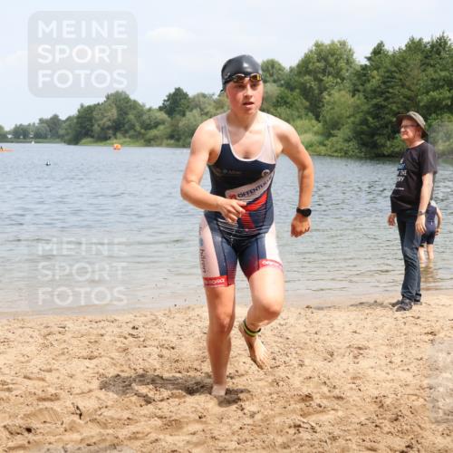 21.06.2025 - 27. Vierlanden-Triathlon Lena Gebhardt http://msf.ph/oto/8038455 15.06.2025 12:25:20 Schwimmen 1051 meine-sportfotos.de
