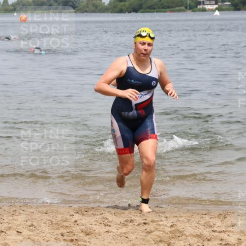 21.06.2025 - 27. Vierlanden-Triathlon Lena Gebhardt http://msf.ph/oto/8038466 15.06.2025 12:26:07 Schwimmen 1050, 1052 meine-sportfotos.de