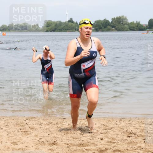 21.06.2025 - 27. Vierlanden-Triathlon Lena Gebhardt http://msf.ph/oto/8038474 15.06.2025 12:26:09 Schwimmen 1050, 1052 meine-sportfotos.de