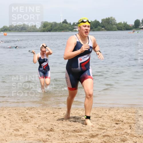 21.06.2025 - 27. Vierlanden-Triathlon Lena Gebhardt http://msf.ph/oto/8038476 15.06.2025 12:26:09 Schwimmen 1050, 1052 meine-sportfotos.de