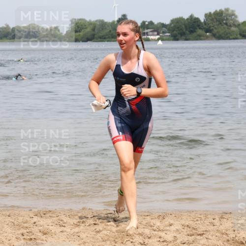 21.06.2025 - 27. Vierlanden-Triathlon Lena Gebhardt http://msf.ph/oto/8038488 15.06.2025 12:26:11 Schwimmen 1050, 1052 meine-sportfotos.de