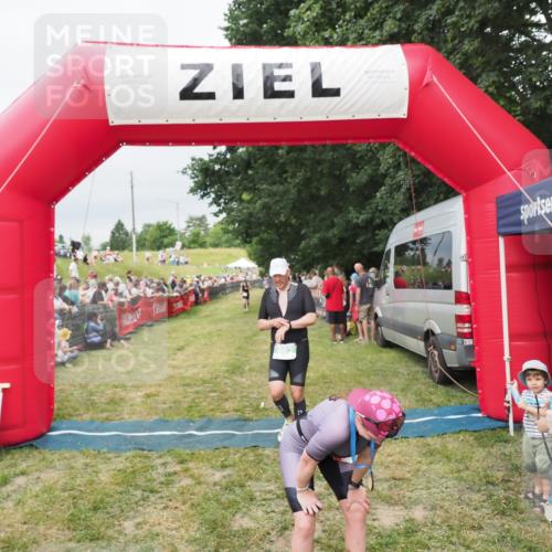 21.06.2025 - 27. Vierlanden-Triathlon MichiJ http://msf.ph/oto/8038500 15.06.2026 13:17:49 Ziel 216, 862 meine-sportfotos.de