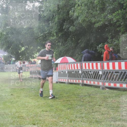 21.06.2025 - 27. Vierlanden-Triathlon KatJ http://msf.ph/oto/8038509 15.06.2025 14:21:19 Ziel 742, 1205, 1238 meine-sportfotos.de