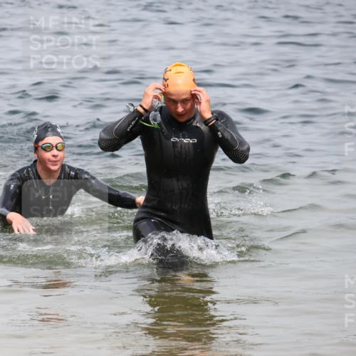 21.06.2025 - 27. Vierlanden-Triathlon Lena Gebhardt http://msf.ph/oto/8038522 15.06.2025 12:27:05 Schwimmen 1058, 1059 meine-sportfotos.de