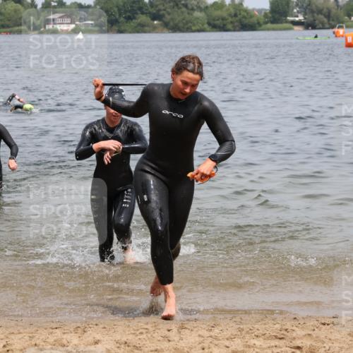 21.06.2025 - 27. Vierlanden-Triathlon Lena Gebhardt http://msf.ph/oto/8038553 15.06.2025 12:27:10 Schwimmen 1057, 1058, 1059, 1060 meine-sportfotos.de