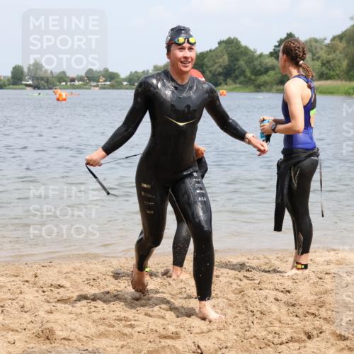 21.06.2025 - 27. Vierlanden-Triathlon Lena Gebhardt http://msf.ph/oto/8038577 15.06.2025 12:27:13 Schwimmen 1057, 1058, 1059, 1060 meine-sportfotos.de