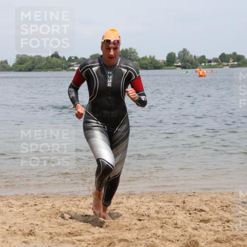 21.06.2025 - 27. Vierlanden-Triathlon Lena Gebhardt http://msf.ph/oto/8038632 15.06.2025 12:27:19 Schwimmen 1057, 1058, 1059, 1060 meine-sportfotos.de